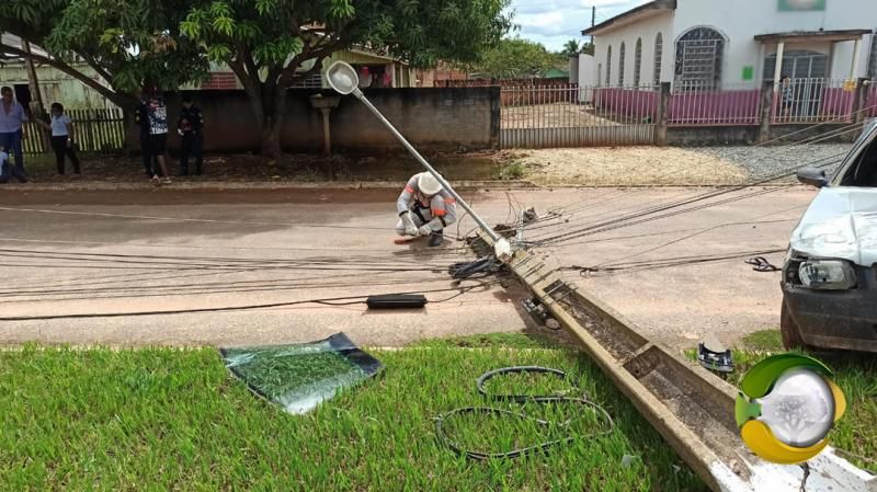 Motorista perde controle, bate veículo e derruba poste em Alta Floresta D´Oeste Motorista perde controle, bate veículo e derruba poste em Alta Floresta D´Oeste