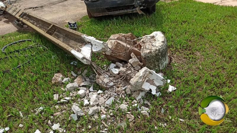 Motorista perde controle, bate veículo e derruba poste em Alta Floresta D´Oeste Motorista perde controle, bate veículo e derruba poste em Alta Floresta D´Oeste