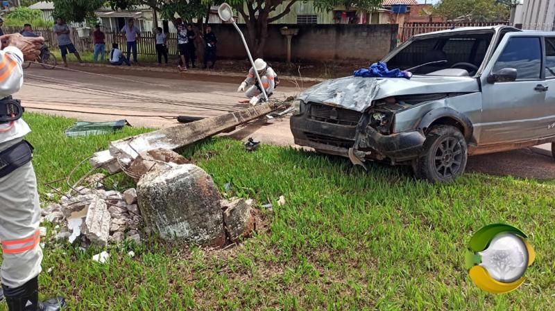 Motorista perde controle, bate veículo e derruba poste em Alta Floresta D´Oeste Motorista perde controle, bate veículo e derruba poste em Alta Floresta D´Oeste