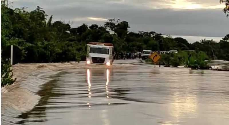 RO-010, próximo ao Frigorífico Minerva encontra-se interditada devido a alagamento RO-010, próximo ao Frigorífico Minerva encontra-se interditada devido a alagamento