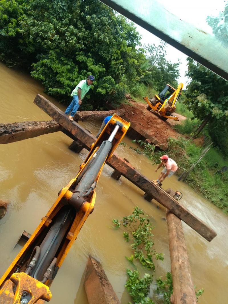 Semosp reconstrói ponte da linha 180 lado sul e recupera pontos críticos nos bairros Planalto e Centenário em Rolim de Moura Semosp reconstrói ponte da linha 180 lado sul e recupera pontos críticos nos bairros Planalto e Centenário em Rolim de Moura