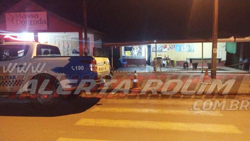 ATUALIZADA- Homem é baleado enquanto jogava sinuca em bar do bairro Olímpico em Rolim de Moura - Vídeo ATUALIZADA- Homem é baleado enquanto jogava sinuca em bar do bairro Olímpico em Rolim de Moura - Vídeo