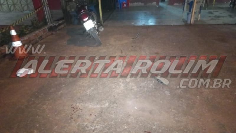 ATUALIZADA- Homem é baleado enquanto jogava sinuca em bar do bairro Olímpico em Rolim de Moura - Vídeo ATUALIZADA- Homem é baleado enquanto jogava sinuca em bar do bairro Olímpico em Rolim de Moura - Vídeo