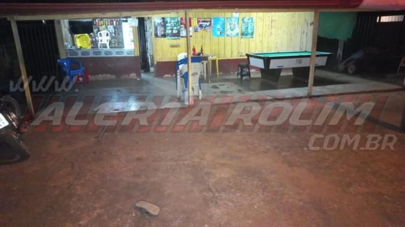 ATUALIZADA- Homem é baleado enquanto jogava sinuca em bar do bairro Olímpico em Rolim de Moura - Vídeo ATUALIZADA- Homem é baleado enquanto jogava sinuca em bar do bairro Olímpico em Rolim de Moura - Vídeo