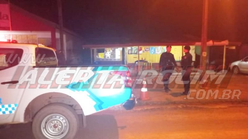 ATUALIZADA- Homem é baleado enquanto jogava sinuca em bar do bairro Olímpico em Rolim de Moura - Vídeo ATUALIZADA- Homem é baleado enquanto jogava sinuca em bar do bairro Olímpico em Rolim de Moura - Vídeo