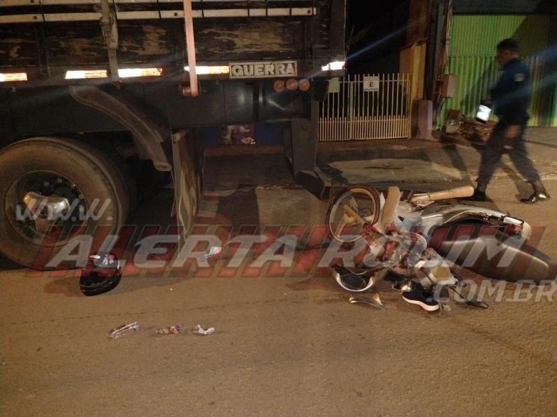 Veja o vídeo – Mulher é socorrida após bater com moto na traseira de carreta estacionada durante a madrugada em Rolim de Moura Veja o vídeo – Mulher é socorrida após bater com moto na traseira de carreta estacionada durante a madrugada em Rolim de Moura