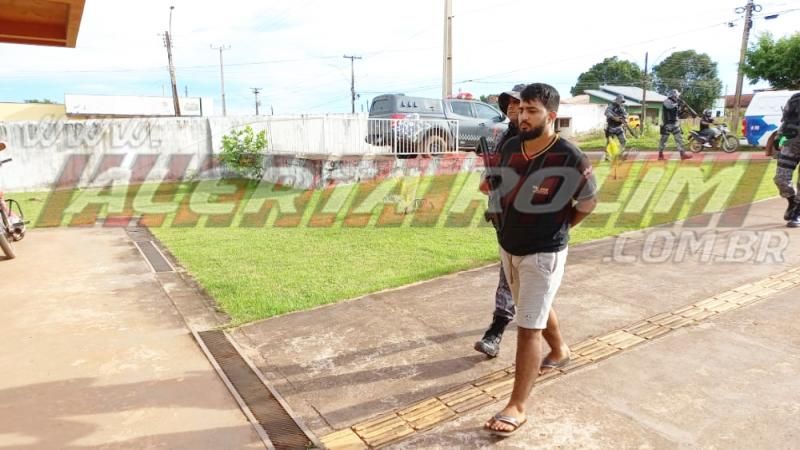 Ação conjunta entre PM e PC resultou na prisão de Mãe e filho por tráfico de drogas em Rolim de Moura - Vídeo Ação conjunta entre PM e PC resultou na prisão de Mãe e filho por tráfico de drogas em Rolim de Moura - Vídeo