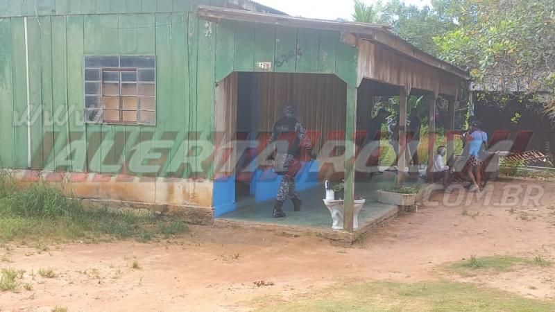 Ação conjunta entre PM e PC resultou na prisão de Mãe e filho por tráfico de drogas em Rolim de Moura - Vídeo Ação conjunta entre PM e PC resultou na prisão de Mãe e filho por tráfico de drogas em Rolim de Moura - Vídeo