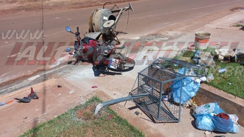 Adolescente fica em estado grave após colidir violentamente moto em lixeira em Rolim de Moura Adolescente fica em estado grave após colidir violentamente moto em lixeira em Rolim de Moura