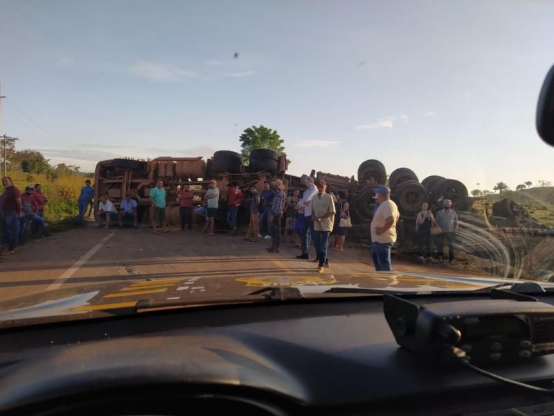 BR-364 em Itapuã do Oeste fica bloqueada após carreta tombar e espalhar soja pela via BR-364 em Itapuã do Oeste fica bloqueada após carreta tombar e espalhar soja pela via