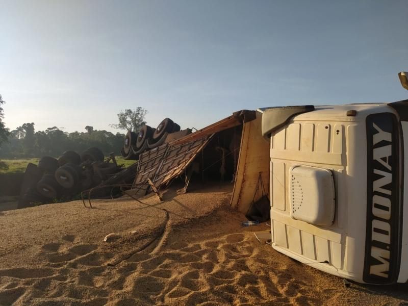 BR-364 em Itapuã do Oeste fica bloqueada após carreta tombar e espalhar soja pela via BR-364 em Itapuã do Oeste fica bloqueada após carreta tombar e espalhar soja pela via