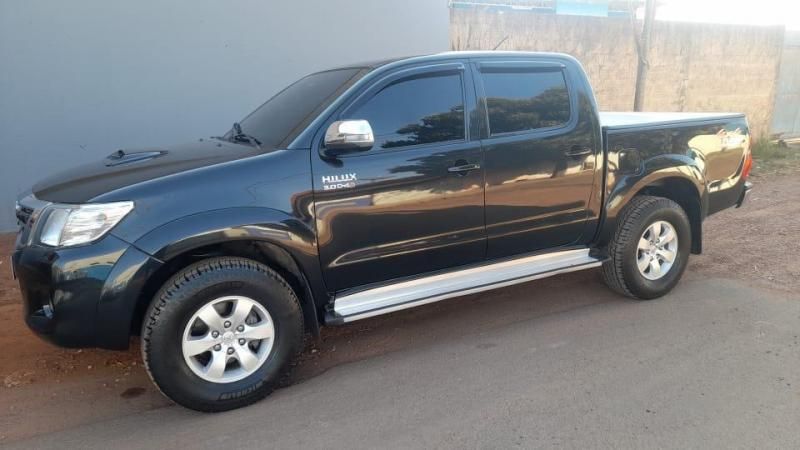 Caminhonete Toyota Hilux foi furtada de dentro de oficina mecânica em Rolim de Moura Caminhonete Toyota Hilux foi furtada de dentro de oficina mecânica em Rolim de Moura