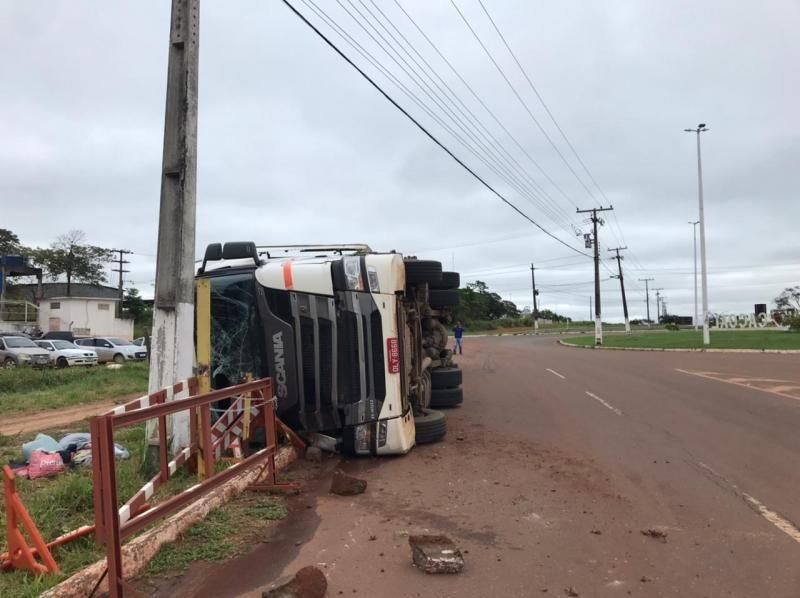 Carreta carregada de carne tomba em rotatória em Cacoal Carreta carregada de carne tomba em rotatória em Cacoal