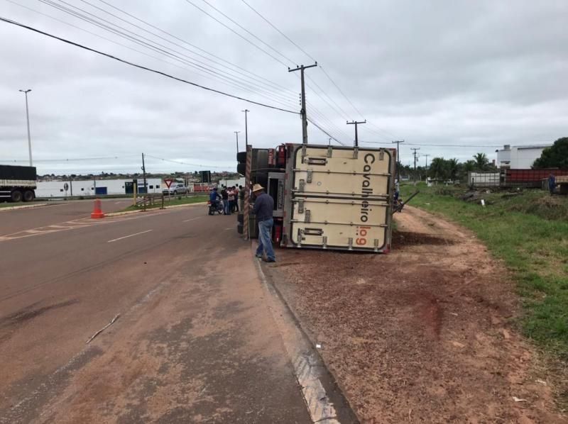 Carreta carregada de carne tomba em rotatória em Cacoal Carreta carregada de carne tomba em rotatória em Cacoal