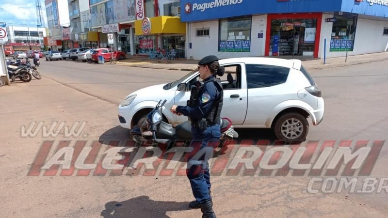 Carro e moto colidiram no Centro de Rolim de Moura neste sábado Carro e moto colidiram no Centro de Rolim de Moura neste sábado