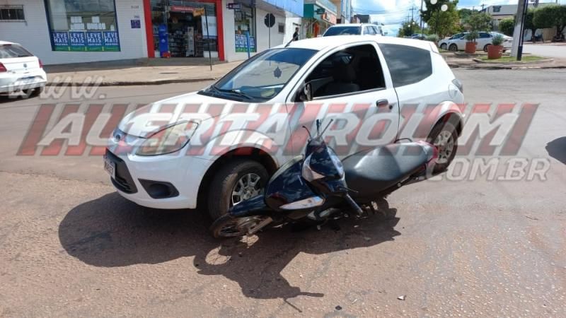 Carro e moto colidiram no Centro de Rolim de Moura neste sábado Carro e moto colidiram no Centro de Rolim de Moura neste sábado