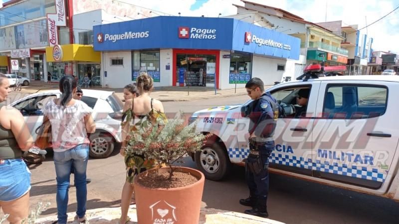Carro e moto colidiram no Centro de Rolim de Moura neste sábado Carro e moto colidiram no Centro de Rolim de Moura neste sábado
