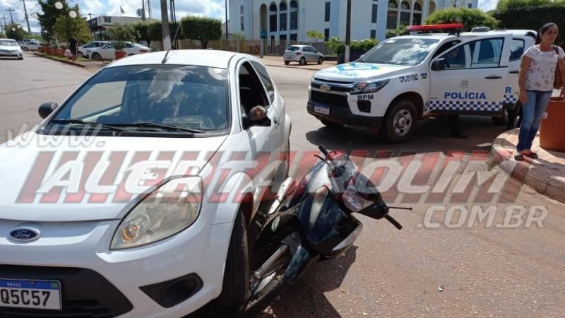 Carro e moto colidiram no Centro de Rolim de Moura neste sábado Carro e moto colidiram no Centro de Rolim de Moura neste sábado