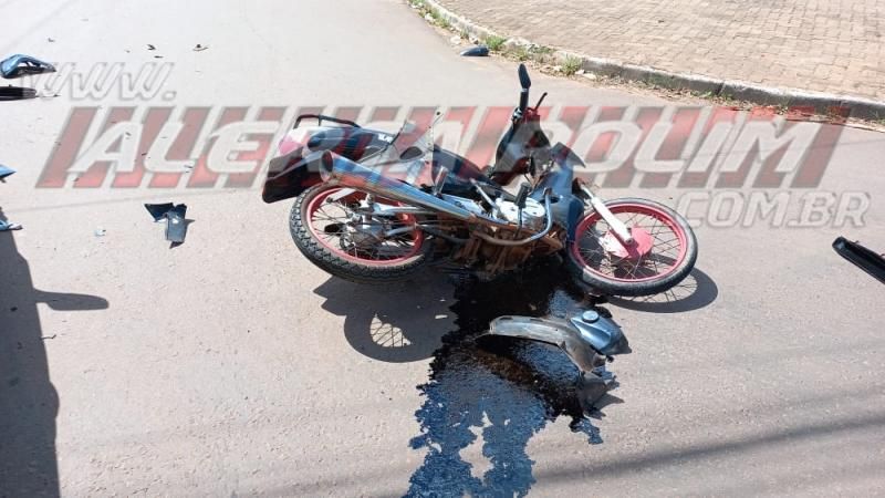 Colisão entre carro e moto deixou um ferido no começo desta tarde em Rolim de Moura - Vídeo Colisão entre carro e moto deixou um ferido no começo desta tarde em Rolim de Moura - Vídeo
