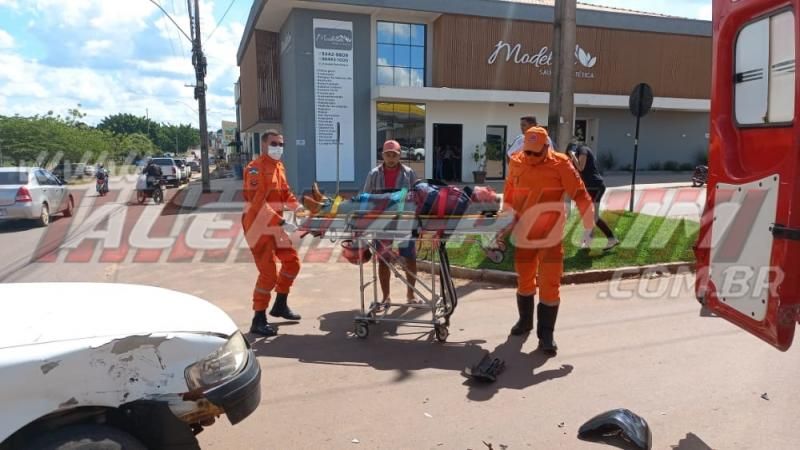 Colisão entre carro e moto deixou um ferido no começo desta tarde em Rolim de Moura - Vídeo Colisão entre carro e moto deixou um ferido no começo desta tarde em Rolim de Moura - Vídeo