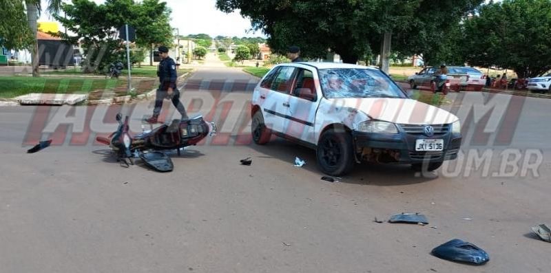 Colisão entre carro e moto deixou um ferido no começo desta tarde em Rolim de Moura - Vídeo Colisão entre carro e moto deixou um ferido no começo desta tarde em Rolim de Moura - Vídeo