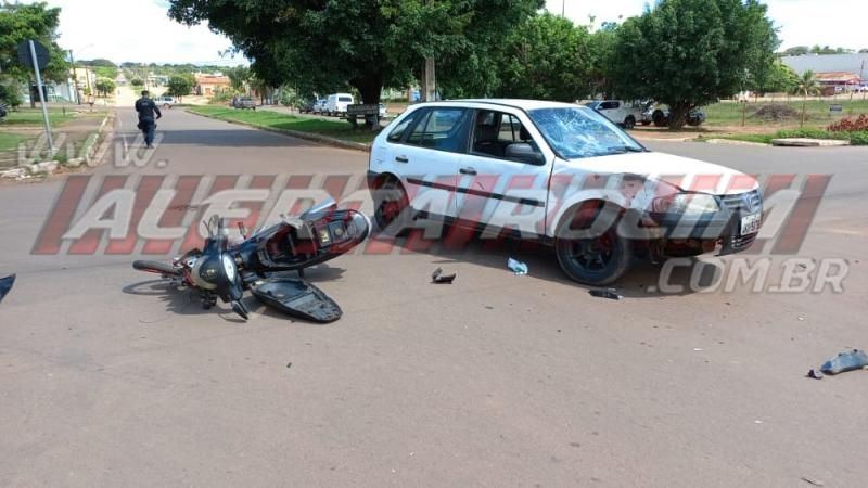 Colisão entre carro e moto deixou um ferido no começo desta tarde em Rolim de Moura - Vídeo Colisão entre carro e moto deixou um ferido no começo desta tarde em Rolim de Moura - Vídeo