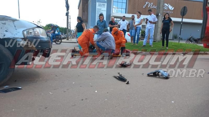 Colisão entre carro e moto deixou um ferido no começo desta tarde em Rolim de Moura - Vídeo Colisão entre carro e moto deixou um ferido no começo desta tarde em Rolim de Moura - Vídeo