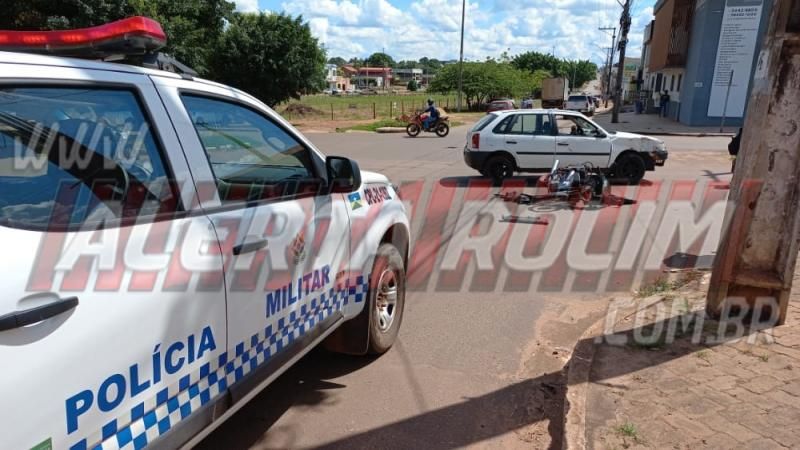 Colisão entre carro e moto deixou um ferido no começo desta tarde em Rolim de Moura - Vídeo Colisão entre carro e moto deixou um ferido no começo desta tarde em Rolim de Moura - Vídeo