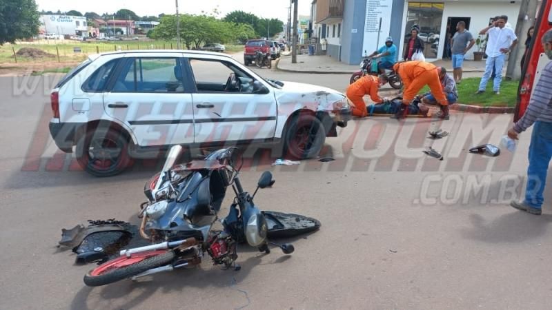 Colisão entre carro e moto deixou um ferido no começo desta tarde em Rolim de Moura - Vídeo Colisão entre carro e moto deixou um ferido no começo desta tarde em Rolim de Moura - Vídeo