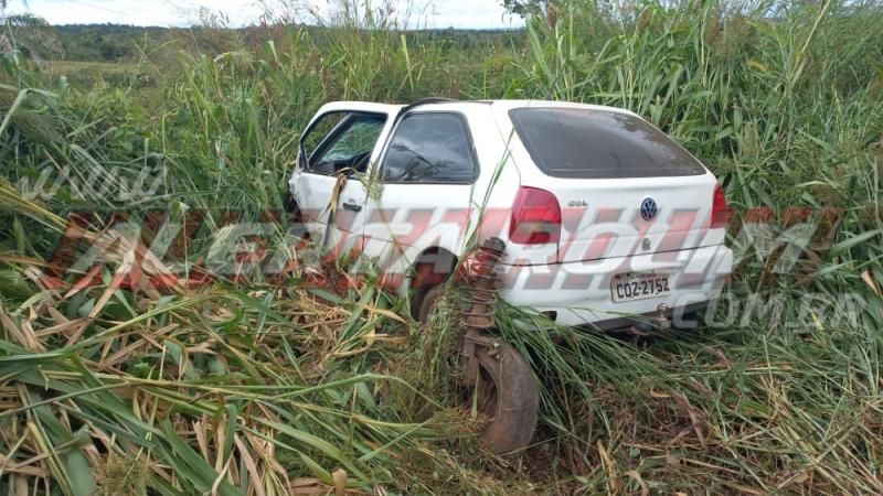 Colisão entre dois carros foi registrada na RO 010 neste domingo em Rolim de Moura – Vídeo Colisão entre dois carros foi registrada na RO 010 neste domingo em Rolim de Moura – Vídeo