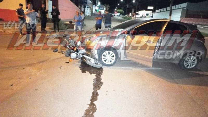 Condutor e passageiro ficaram feridos ao terem moto atingida por carro no Centro de Rolim de Moura Condutor e passageiro ficaram feridos ao terem moto atingida por carro no Centro de Rolim de Moura