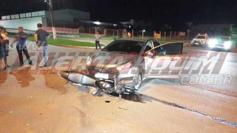 Condutor e passageiro ficaram feridos ao terem moto atingida por carro no Centro de Rolim de Moura Condutor e passageiro ficaram feridos ao terem moto atingida por carro no Centro de Rolim de Moura
