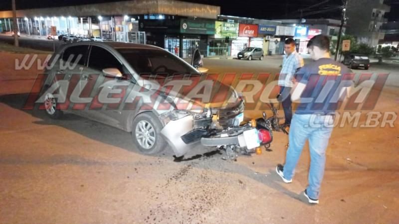 Condutor e passageiro ficaram feridos ao terem moto atingida por carro no Centro de Rolim de Moura Condutor e passageiro ficaram feridos ao terem moto atingida por carro no Centro de Rolim de Moura