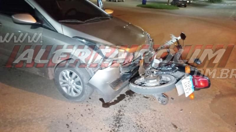 Condutor e passageiro ficaram feridos ao terem moto atingida por carro no Centro de Rolim de Moura Condutor e passageiro ficaram feridos ao terem moto atingida por carro no Centro de Rolim de Moura