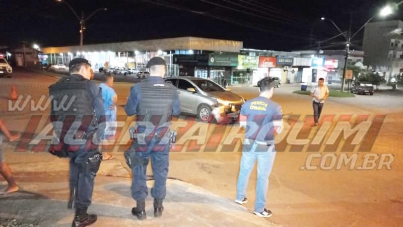 Condutor e passageiro ficaram feridos ao terem moto atingida por carro no Centro de Rolim de Moura Condutor e passageiro ficaram feridos ao terem moto atingida por carro no Centro de Rolim de Moura