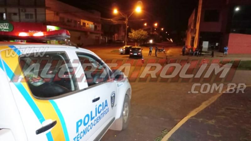Condutor e passageiro ficaram feridos ao terem moto atingida por carro no Centro de Rolim de Moura Condutor e passageiro ficaram feridos ao terem moto atingida por carro no Centro de Rolim de Moura