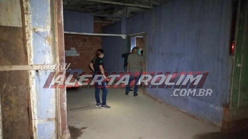 ATUALIZADA - Homem é assassinado com requintes de crueldade no bairro Beira Rio em Rolim de Moura; Vítima levou três tiros e teve o pescoço degolado ATUALIZADA - Homem é assassinado com requintes de crueldade no bairro Beira Rio em Rolim de Moura; Vítima levou três tiros e teve o pescoço degolado