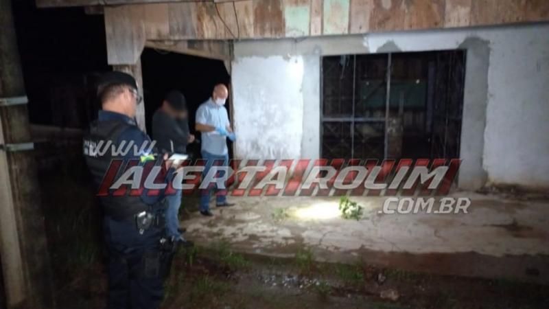ATUALIZADA - Homem é assassinado com requintes de crueldade no bairro Beira Rio em Rolim de Moura; Vítima levou três tiros e teve o pescoço degolado ATUALIZADA - Homem é assassinado com requintes de crueldade no bairro Beira Rio em Rolim de Moura; Vítima levou três tiros e teve o pescoço degolado