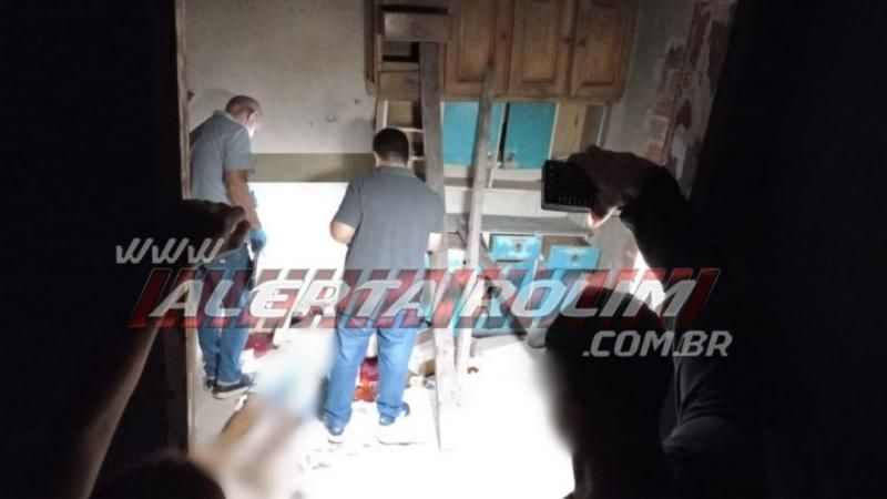 ATUALIZADA - Homem é assassinado com requintes de crueldade no bairro Beira Rio em Rolim de Moura; Vítima levou três tiros e teve o pescoço degolado ATUALIZADA - Homem é assassinado com requintes de crueldade no bairro Beira Rio em Rolim de Moura; Vítima levou três tiros e teve o pescoço degolado