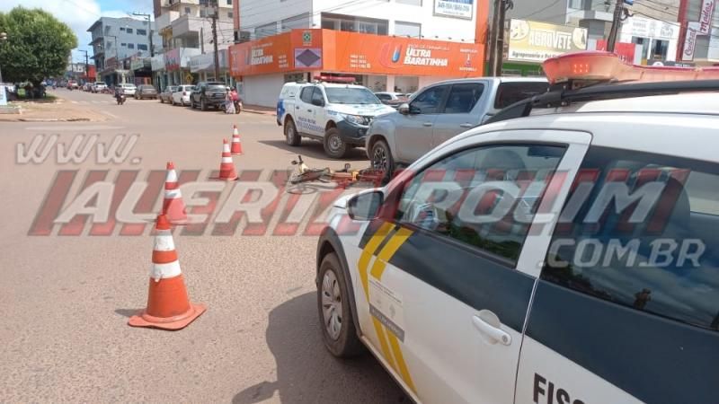 Idoso foi atingido por caminhonete enquanto trafegava em bicicleta elétrica pelo Centro de Rolim de Moura Idoso foi atingido por caminhonete enquanto trafegava em bicicleta elétrica pelo Centro de Rolim de Moura