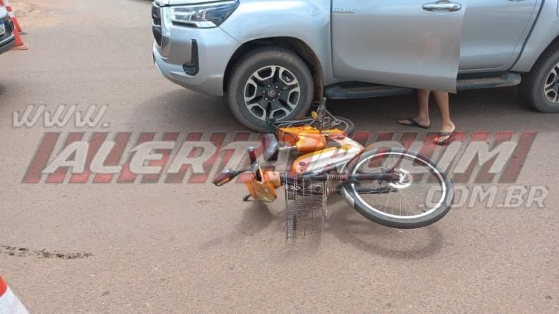 Idoso foi atingido por caminhonete enquanto trafegava em bicicleta elétrica pelo Centro de Rolim de Moura Idoso foi atingido por caminhonete enquanto trafegava em bicicleta elétrica pelo Centro de Rolim de Moura