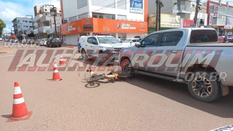 Idoso foi atingido por caminhonete enquanto trafegava em bicicleta elétrica pelo Centro de Rolim de Moura Idoso foi atingido por caminhonete enquanto trafegava em bicicleta elétrica pelo Centro de Rolim de Moura