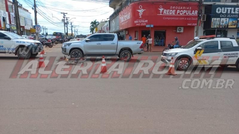 Idoso foi atingido por caminhonete enquanto trafegava em bicicleta elétrica pelo Centro de Rolim de Moura Idoso foi atingido por caminhonete enquanto trafegava em bicicleta elétrica pelo Centro de Rolim de Moura