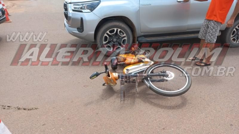 Idoso foi atingido por caminhonete enquanto trafegava em bicicleta elétrica pelo Centro de Rolim de Moura Idoso foi atingido por caminhonete enquanto trafegava em bicicleta elétrica pelo Centro de Rolim de Moura