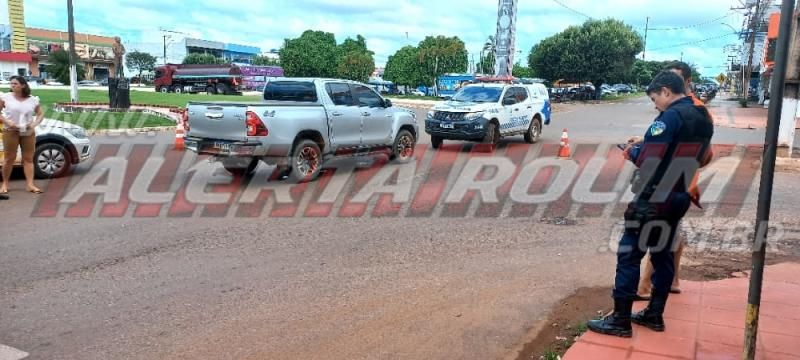 Idoso foi atingido por caminhonete enquanto trafegava em bicicleta elétrica pelo Centro de Rolim de Moura Idoso foi atingido por caminhonete enquanto trafegava em bicicleta elétrica pelo Centro de Rolim de Moura