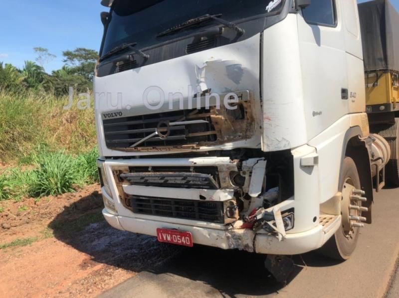 Jovem morre após colidir moto frontalmente com carreta na BR-364 em RO Jovem morre após colidir moto frontalmente com carreta na BR-364 em RO
