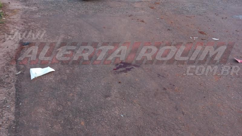 Motociclista é socorrido após bater em caminhão que avançou a via em Rolim de Moura - Vídeo Motociclista é socorrido após bater em caminhão que avançou a via em Rolim de Moura - Vídeo