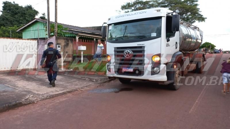 Motociclista é socorrido após bater em caminhão que avançou a via em Rolim de Moura - Vídeo Motociclista é socorrido após bater em caminhão que avançou a via em Rolim de Moura - Vídeo