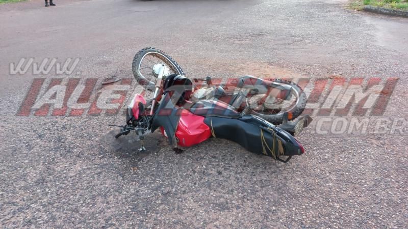 Motociclista é socorrido após bater em caminhão que avançou a via em Rolim de Moura - Vídeo Motociclista é socorrido após bater em caminhão que avançou a via em Rolim de Moura - Vídeo