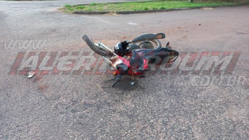 Motociclista é socorrido após bater em caminhão que avançou a via em Rolim de Moura - Vídeo Motociclista é socorrido após bater em caminhão que avançou a via em Rolim de Moura - Vídeo